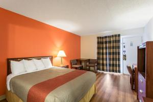 Queen Room - Non-Smoking room in Motel 6-Butte MT - Historic City Center