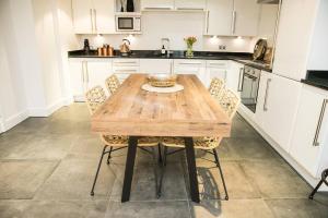 Central boutique 2 bed apt with unique balconies