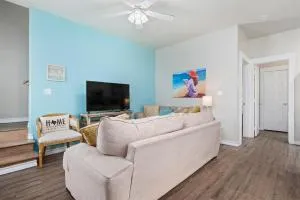 The Yellow Getaway - Community Pool - Palm Harbor