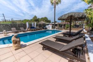 Casa con piscina, jardín y juegos exteriores