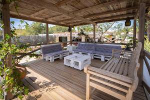 Casa con piscina, jardín y juegos exteriores