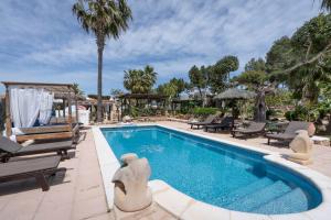 Casa con piscina, jardín y juegos exteriores