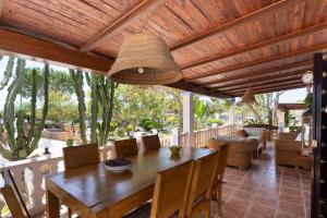 Casa con piscina, jardín y juegos exteriores