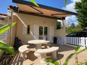 Maison de vacances avec piscine , dans résidence - Sémussac