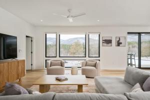 Contemporary Mountain Holiday Home with Hot Tub