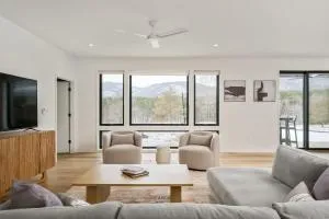 Contemporary Mountain Holiday Home with Hot Tub - 斯汤顿