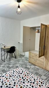 Appartements LE BORD DE LA LOIRE - chambre avec salle de bains commune : photos des chambres