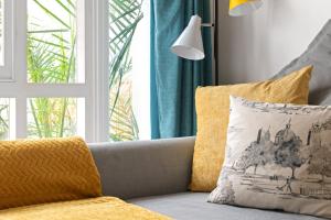 Urban Elegance - 2 Bed Luxury City Retreat