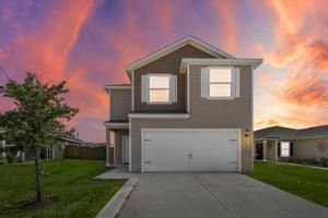 Come stay a while 3 bedroom WiFi Smart TV in every room Covered Patio Fire Pit Quiet Home on Large Lot 5 Star Super Host