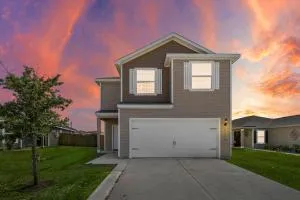 Come stay a while 3 bedroom WiFi Smart TV in every room Covered Patio Fire Pit Quiet Home on Large Lot 5 Star Super Host - Eldon