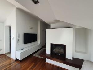 Exklusive Ferienwohnung LAKEVIEW in Bestlage Mattsee, beschattbare Dachterrasse mit Panoramablick über den See