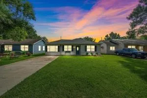 Sleep 7 in this 3 Bedroom Home walking distance Sylvan Beach with Game room work area high speed wifi La Porte close to Kemah NASA - Eldon