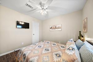 Sandy Private Beach Oasis Close to Kemah Boardwalk & NASA 5 STAR SUPER HOST