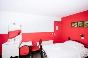 Triple Room with Shared Bathroom room in Hotel De La Poste
