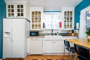 The Golden Parlor- Historic Victorian, Hot Tub