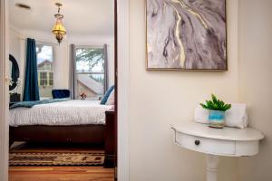 The Golden Parlor- Historic Victorian, Hot Tub