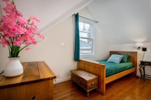 The Golden Parlor- Historic Victorian, Hot Tub