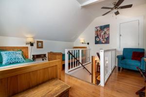 The Golden Parlor- Historic Victorian, Hot Tub