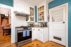The Golden Parlor- Historic Victorian, Hot Tub