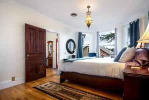 The Golden Parlor- Historic Victorian, Hot Tub