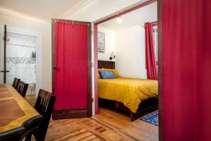The Golden Parlor- Historic Victorian, Hot Tub