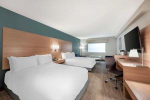 Large Queen Room with Two Queen Beds and Bathtub - Disability Access/Non-Smoking room in Best Western River Cities