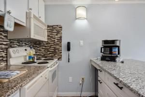 Stroll to Slopes, Village Area, Ski in-out MtLodge 219