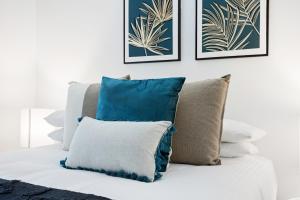 Comfy 2-Bed with Pool and Secure Parking