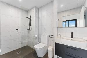 Perfect Location 1-Bed with Balcony, BBQ & Parking