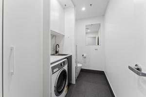 Perfect Location 1-Bed with Balcony, BBQ & Parking