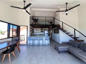 Penthouse, Ocean & Marina vws, Great 4 Remote Work