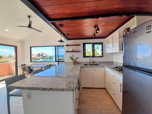 Penthouse, Ocean & Marina vws, Great 4 Remote Work