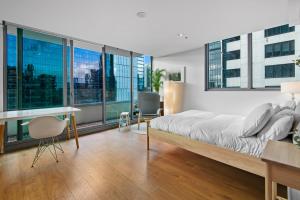 Blue oasis with gym, pool and parking in the CBD