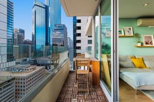 Blue oasis with gym, pool and parking in the CBD