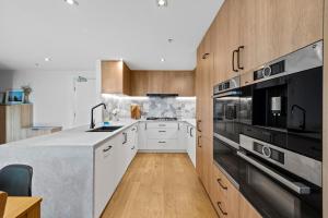 Blue oasis with gym, pool and parking in the CBD