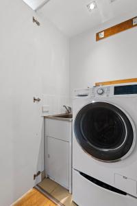 Blue oasis with gym, pool and parking in the CBD