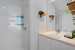 Blue oasis with gym, pool and parking in the CBD