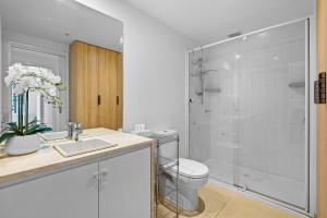 Blue oasis with gym, pool and parking in the CBD