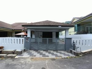 RUMAH MARYAM PRIVATE POOL DI PANTAI BESERAH