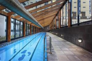Melbourne CBD Apt With A C Balcony & Pool