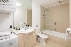 Melbourne CBD Apt With A C Balcony & Pool