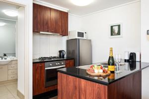 Melbourne CBD Apt With A C Balcony & Pool