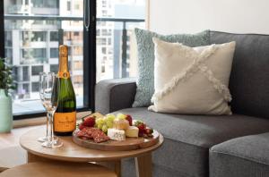 Melbourne CBD Apt With A C Balcony & Pool