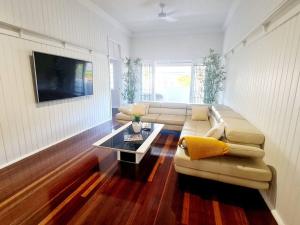 Exclusive location - 3-bedroom Unit in Maryborough CBD, 10ppl
