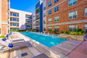 Alamo Chic King Bed Refreshing Office Desk w Pool