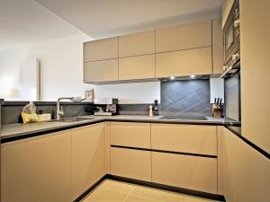 Spacieux appartement avec terrasse à 2 min des pistes, parking couvert et conciergerie - FR-1-613-98