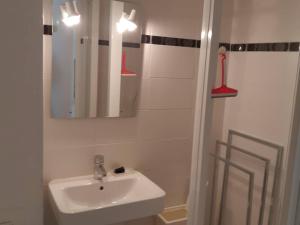 Appartement F2 avec loggia fermée et cuisine équipée, proche des thermes de Balaruc-les-Bains - FR-1-680-39