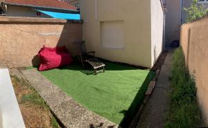 Jolie, cozy, confortable maison de ville au calme à 5min du centre de Verdun, parking devant la maison