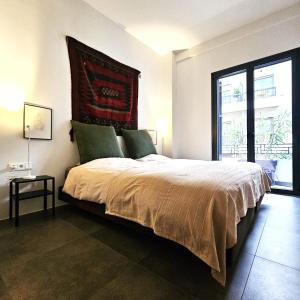 An elegant apartment at the foot of the Acropolis