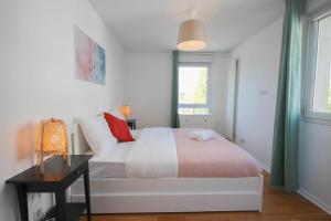 Apartment in residence with balcony and parking